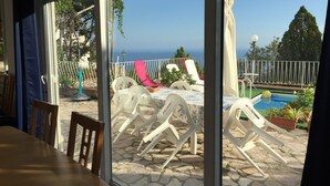 A patio area with a pool, outdoor seating, and a view of the sea. - Villa Asia, Holiday home (Massa Lubrense)