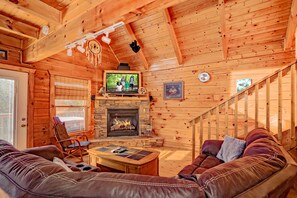 TV, fireplace, DVD player, foosball - Cherokee Sunset: Spectacular Mountain Views, Charming, Peaceful, near all Pigeon Forge attractions (Sevierville)