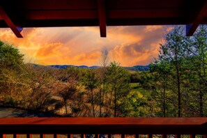 Property grounds - Cherokee Sunset: Spectacular Mountain Views, Charming, Peaceful, near all Pigeon Forge attractions (Sevierville)