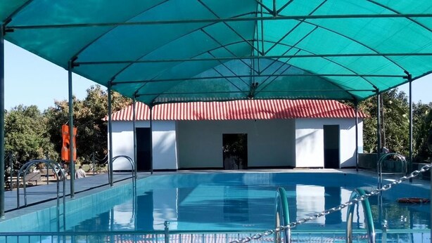 Swim-up bar