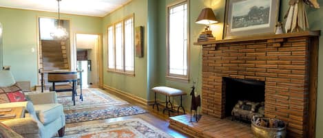 Smart TV, chimenea y impresora