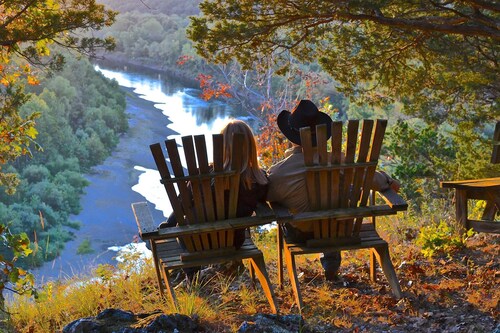 Secluded Turkey Ridge Cottage Above The River