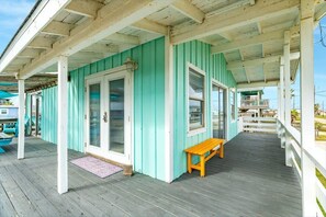 Terrace/patio - She's a Beach Cutie, Sea View, Beach Access 2 Houses Down! (Surfside Beach)