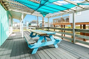 Outdoor dining - She's a Beach Cutie, Sea View, Beach Access 2 Houses Down! (Surfside Beach)
