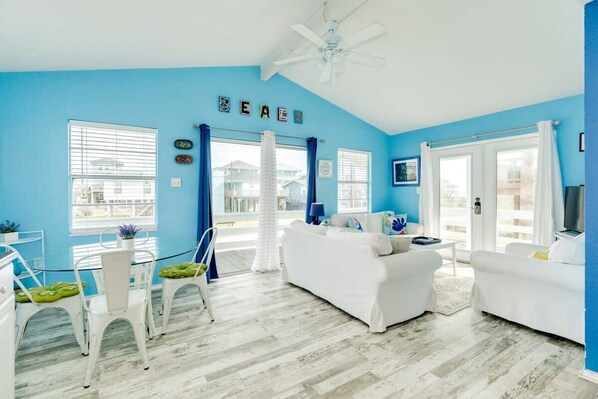 TV, offices - She's a Beach Cutie, Sea View, Beach Access 2 Houses Down! (Surfside Beach)