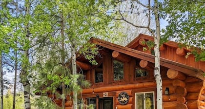 Running Wolf Cabin – 2 BR w/trail access, pool/hot tub