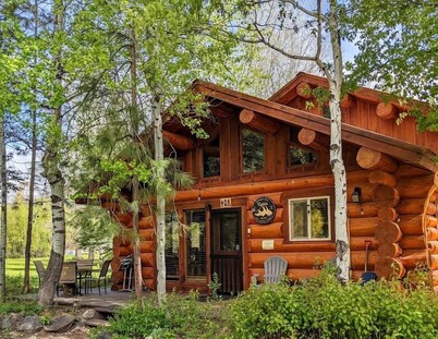Running Wolf Cabin – 2 BR w/trail access, pool/hot tub