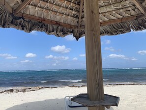 Am Strand, Liegestühle, Sonnenschirme, Strandtücher