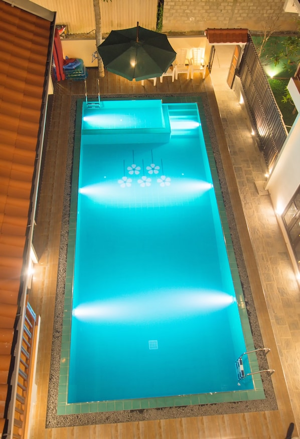 Outdoor pool, pool umbrellas