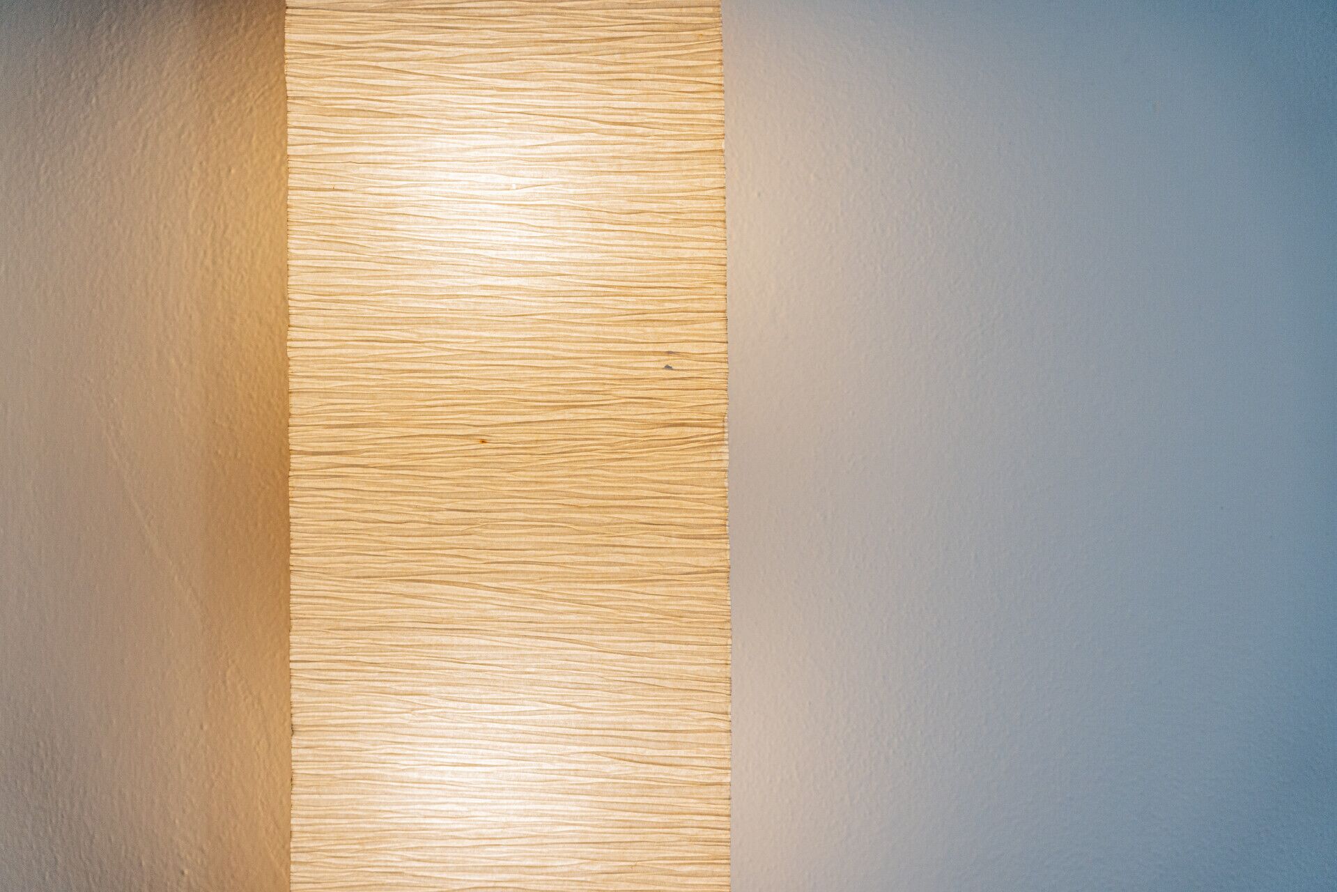 Eine Holzwand mit einer vertikalen Lichtleiste.