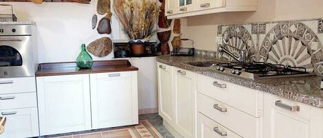 Kühlschrank, Mikrowelle, Herdplatte, Wasserkocher mit Kaffee-/Teezubehör