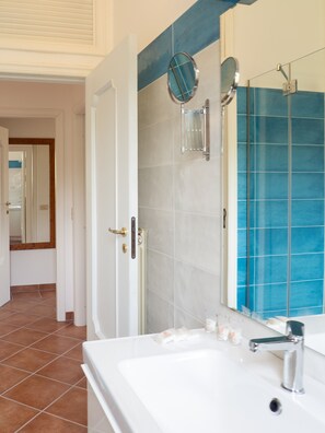 Ensemble douche/baignoire, sèche-cheveux, bidet, serviettes fournies