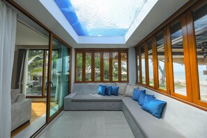 Sky Pool Suite | บริเวณนั่งเล่น | สมาร์ททีวี 42 นิ้ว พร้อมช่องเคเบิล, ทีวี