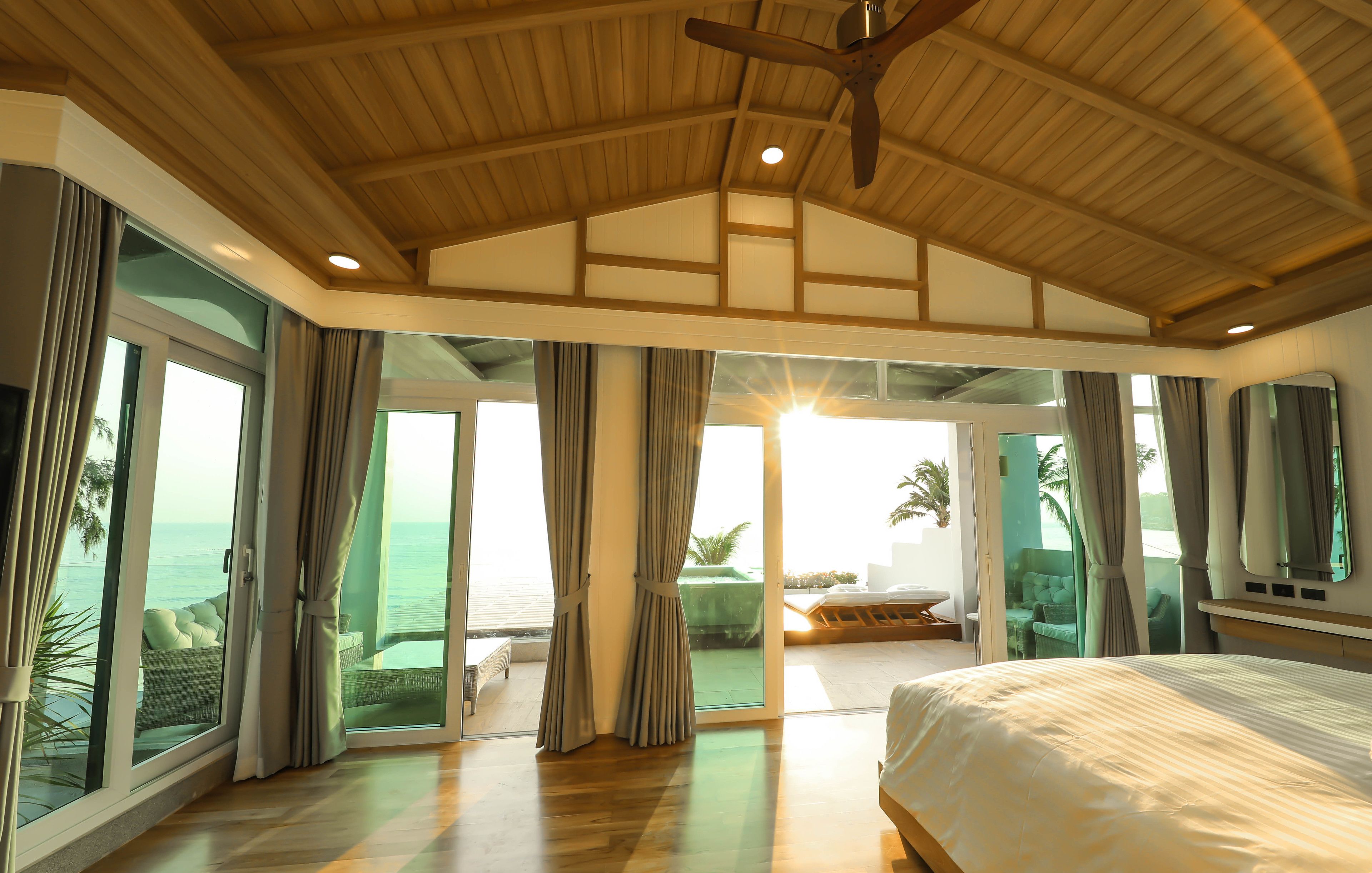 Suite, 1 cama de matrimonio grande, vistas al mar, frente a la playa | Minibar, caja fuerte, escritorio y sistema de insonorización