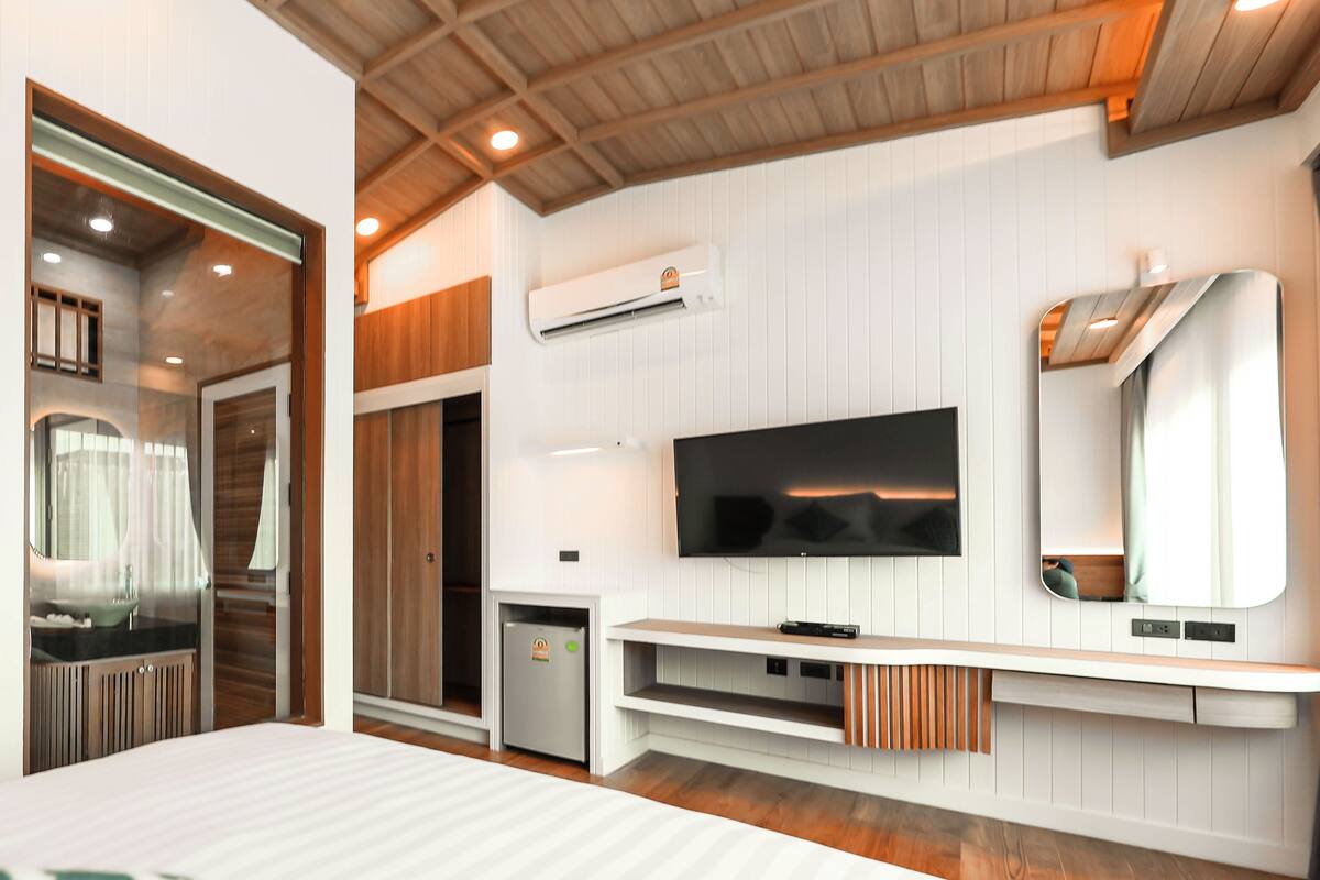 Deluxe Room | Minibar, in-room safe, desk, soundproofing