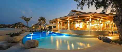 Aperto a colazione, cucina internazionale, con vista sulla spiaggia 