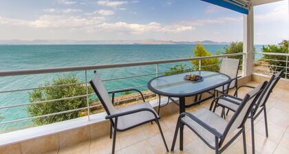 Beachfront Holiday Apartment with amazing Sea View