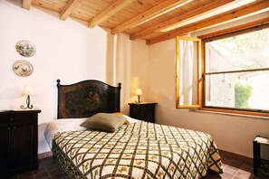 3 habitaciones, tabla de planchar con plancha, internet y ropa de cama