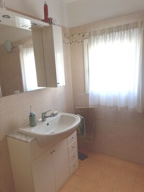 Douche, séchoir à cheveux, bidet, serviettes fournies