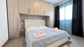 2 Schlafzimmer, Schreibtisch, BĂŒgeleisen/BĂŒgelbrett, Reisekinderbett