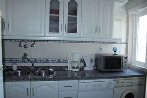 Fridge, microwave, oven, stovetop - My Apartment in Sacavém (Sacavém)