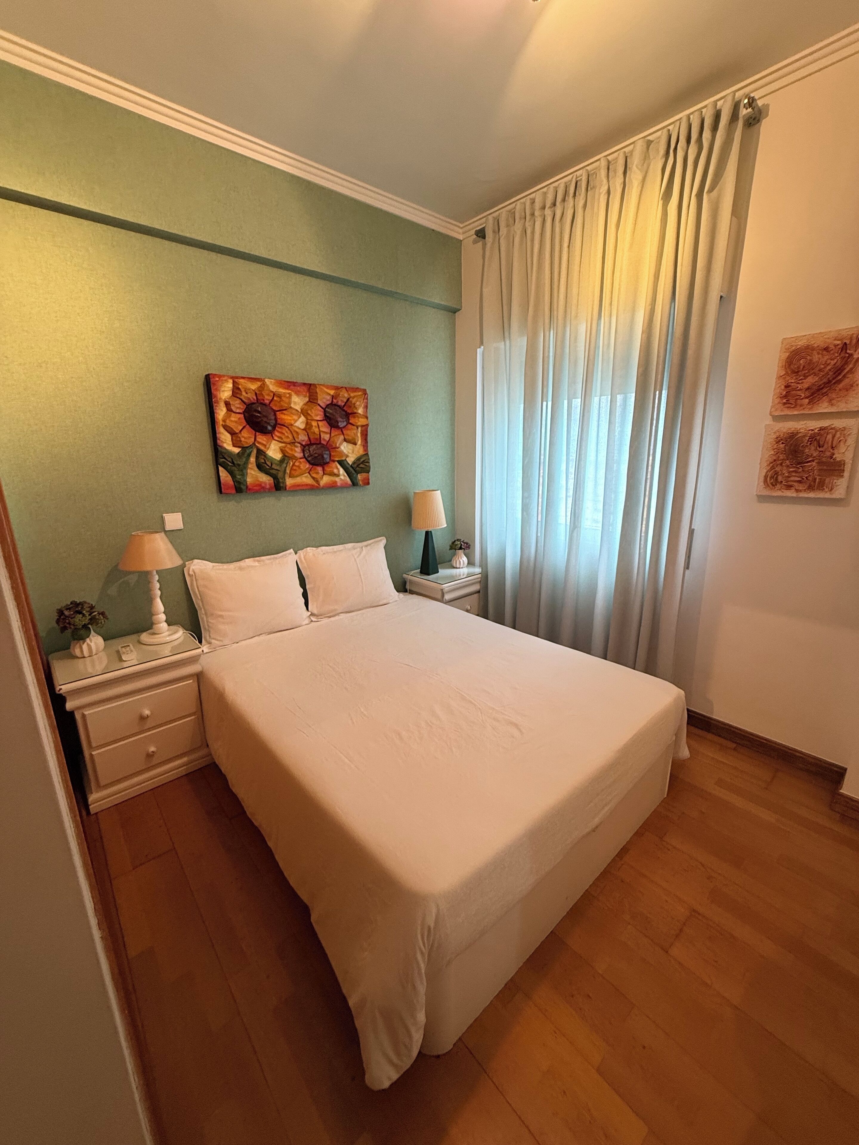 2 bedrooms, desk, iron/ironing board, WiFi