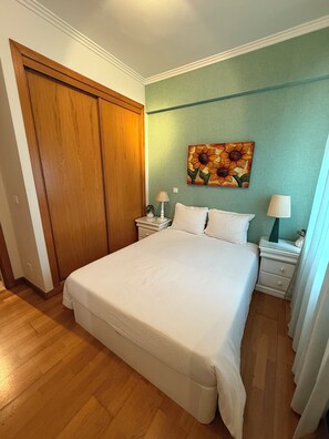 2 bedrooms, desk, iron/ironing board, WiFi