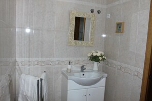 Sèche-cheveux, serviettes fournies, savon, shampoing