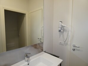 Triple Room | Bathroom