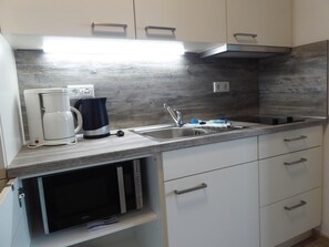 Køleskab, mikrobølgeovn, kaffe-/temaskine, brødrister