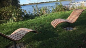 Two wooden benches facing a lake with a boat in the distance. - Charming, spacious town house, Friedrichstadt n. North Sea / 2-4 pers (Friedrichstadt)
