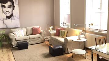 Smart-TV, DVD-Player, Bücher, Stereoanlage