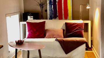 Smart-TV, DVD-Player, Bücher, Stereoanlage