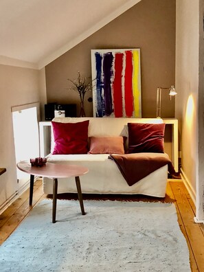 Smart-TV, DVD-Player, Bücher, Stereoanlage