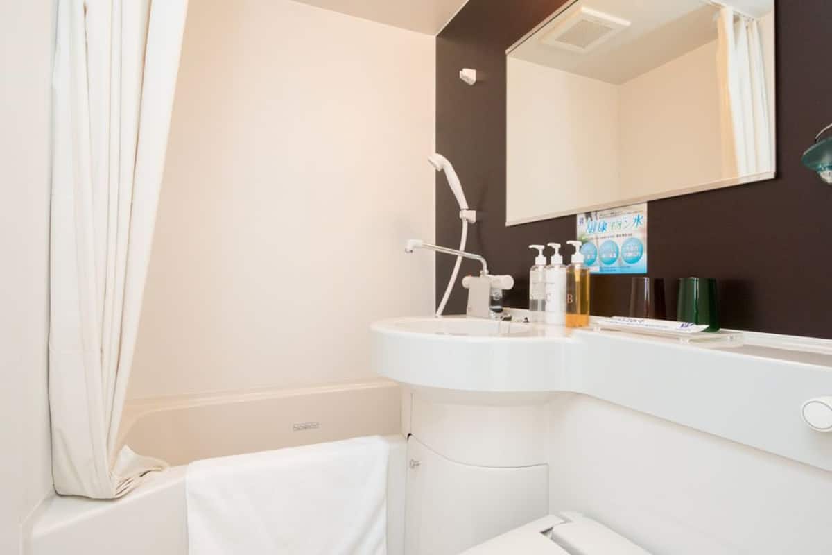 combined shower/bathtub, deep-soaking bathtub, free toiletries