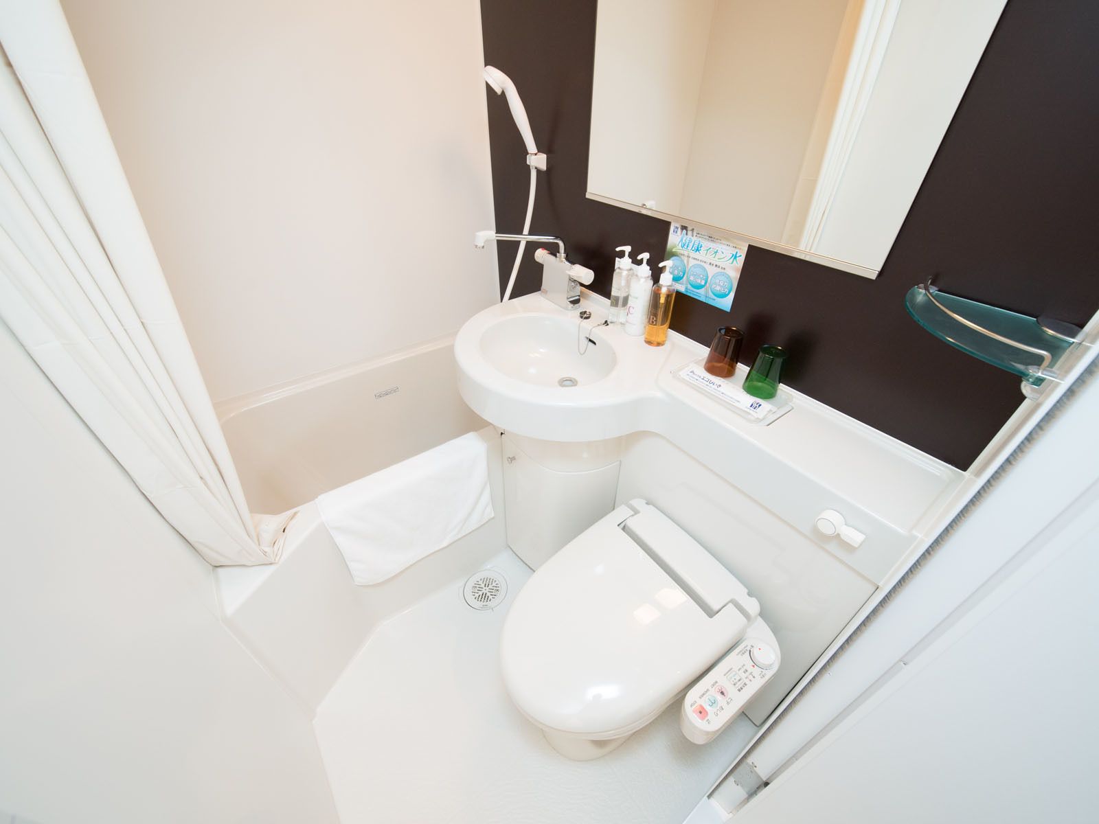 combined shower/bathtub, deep-soaking bathtub, free toiletries