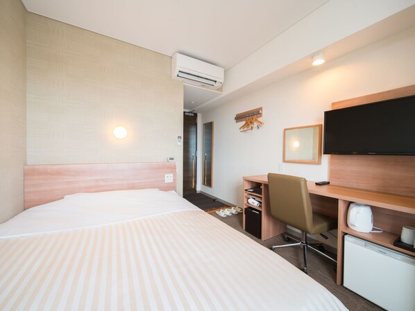 Schreibtisch, laptopgeeigneter Arbeitsplatz, schallisolierte Zimmer