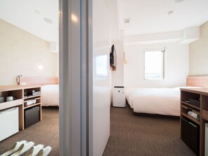 Schreibtisch, laptopgeeigneter Arbeitsplatz, schallisolierte Zimmer