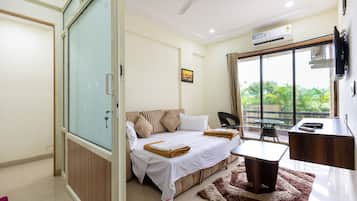 Executive Suite | Living room | Flat-screen TV