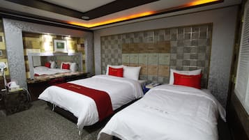 标准双床房 | 办公桌、隔音、免费 WiFi