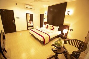 1 bedroom, Egyptian cotton sheets, premium bedding, down duvets