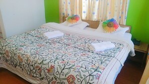 Phòng Deluxe, 1 giường đôi, không hút thuốc, quang cảnh thành phố | Két bảo mật tại phòng, bàn, khu vực làm việc phù hợp cho laptop