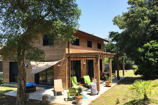 Chaleureuse maison individuelle en bois tout près de l'océan !