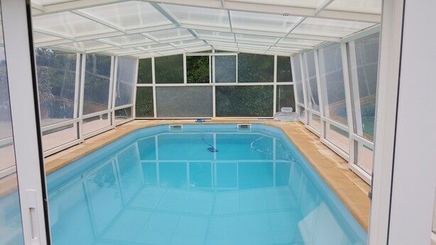 A swimming pool with a glass enclosure, surrounded by windows. - Quiet studio near Aubagne (La Penne-sur-Huveaune)