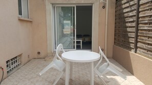 Outdoor dining - Quiet studio near Aubagne (La Penne-sur-Huveaune)