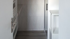 A modern bathroom with a shower, a toilet, and a sink. - Quiet studio near Aubagne (La Penne-sur-Huveaune)