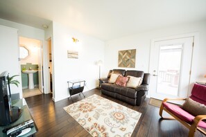 Una televisión, una chimenea, un reproductor de DVD, libros