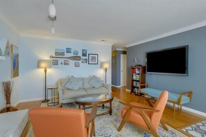 Téléviseur, foyer, lecteur de DVD, livres