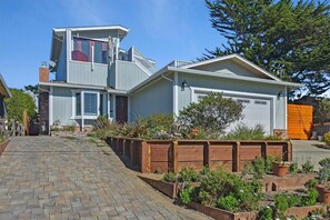 Exterior - Coastal Charm: Ocean Views, Hot Tub, Fire Pit Near Tide Pools, Surfing, & SFO (Moss Beach)