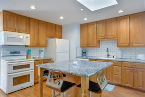 Fridge, microwave, oven, stovetop - Coastal Charm: Ocean Views, Hot Tub, Fire Pit Near Tide Pools, Surfing, & SFO (Moss Beach)